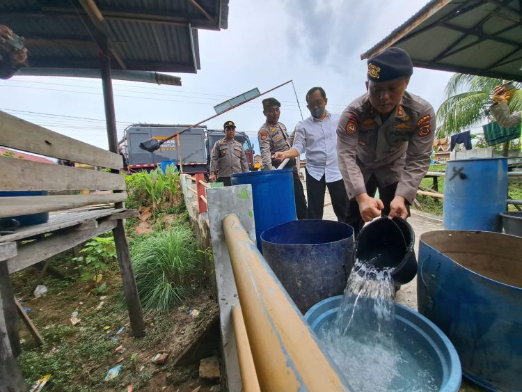 9 Ton Air di Suplly Polda Jambi ke Warga Seberang/ DOC.IST