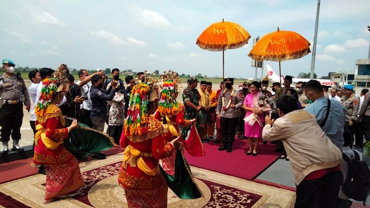 Kedatangan Kapolda Jambi disambut langsung oleh unsur Forkompimda Jambi, seperti Ketua DPRD Provinsi Jambi Edi Purwanto, Kajati Jambi, Wakapolda Jambi, Danrem 042/Gapu,/ doc.ist