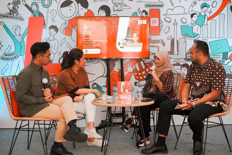 Perwakilan dari LinkAja dan Kredit Pintar, serta Direktur Jenderal Pengembangan Ekonomi dan Investasi Desa, Daerah Tertinggal, dan Transmigrasi./ DOC.IST