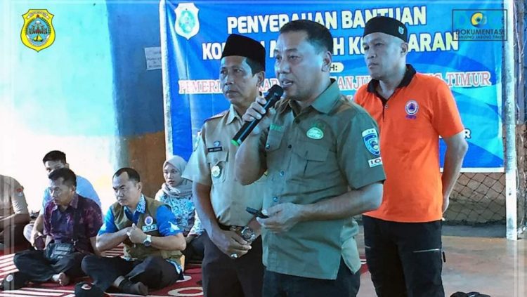 Sekretaris Daerah Kabupaten Tanjung Jabung Timur Sapril menyerahkan secara simbolis bantuan Pemerintah Kabupaten Tanjung Jabung Timur untuk korban kebakaran./ DOC.IST