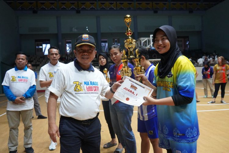 Guberur Jambi Al Haris saat menyerahkan piala kepada pemenang Minggu (25/12) / Foto: Meli / Ampar