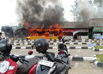 Keadaan Saat Terjadinya Kebakaran, Selasa (27/12). Foto: Alan/Ampar