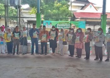 Wakil walikota Jambi Maulana membuka gerakan pembelian produk beras lokal 30 ton./ AMPAR
