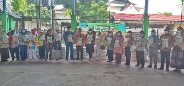 Wakil walikota Jambi Maulana membuka gerakan pembelian produk beras lokal 30 ton./ AMPAR