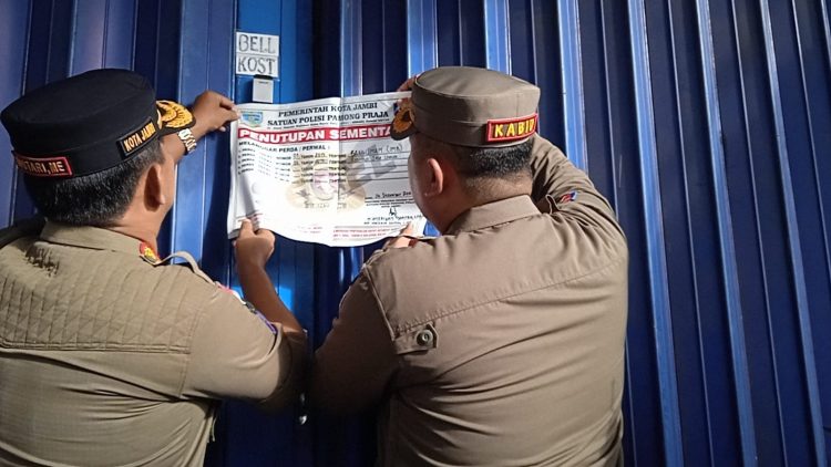 Satpol-PP Saat Menyegel Kos Alpine, Selasa (27/12). Foto: Meli/Ampar