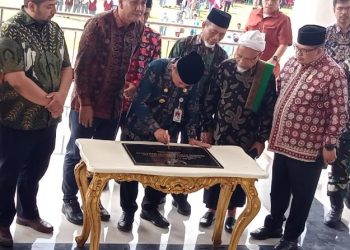 Peresmian ditandai dengan pengguntingan pita dan penandatanganan prasasti oleh Gubernur Jambi, Al Haris. Sabtu (24/12). Foto: Anton/Ampar