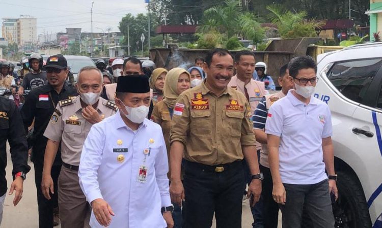 Gubernur Jambi. Al Haris didampingi Kadis Ketahanan Pangan, Asraf, bersama satgas pangan saat sidak Pasar Angso Duo, Jumat (23/12). Foto: Meli/Ampar