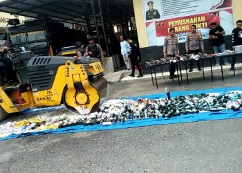 Polres Merangin Musnahkan Barang Bukti Berupa Minuman Keras dan Senjata Apo Rakitan, Rabu (28/12). Foto: Ade/Ampar
