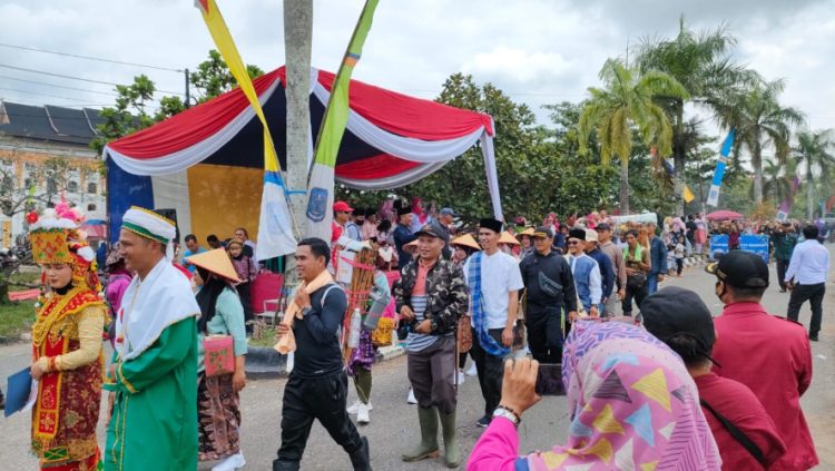 Antusias Warga Ikuti Pawai Budaya HUT ke 73 Kabupaten Merangin/ Foto: riky