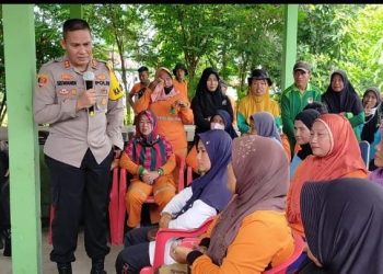 Kapolres Muba Saat Mendengarkan curhat pegawai kebersihan/ (Foto: Nuria/ampar)