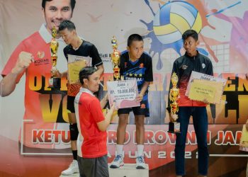 Ketua DPRD Provinsi Jambi, Edi Purwanto Bersama Para Juara./ DOC.IST