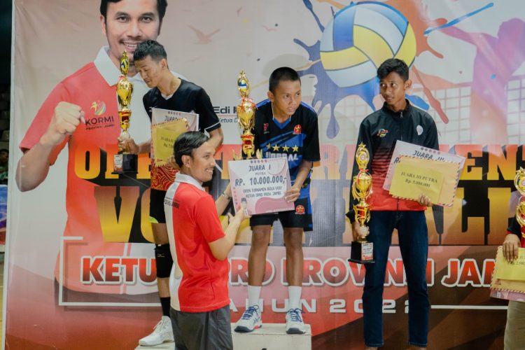 Ketua DPRD Provinsi Jambi, Edi Purwanto Bersama Para Juara./ DOC.IST