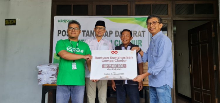 OJK dan Industri Jasa Keuangan Salurkan Bantuan Untuk Korban./ DOC.IST