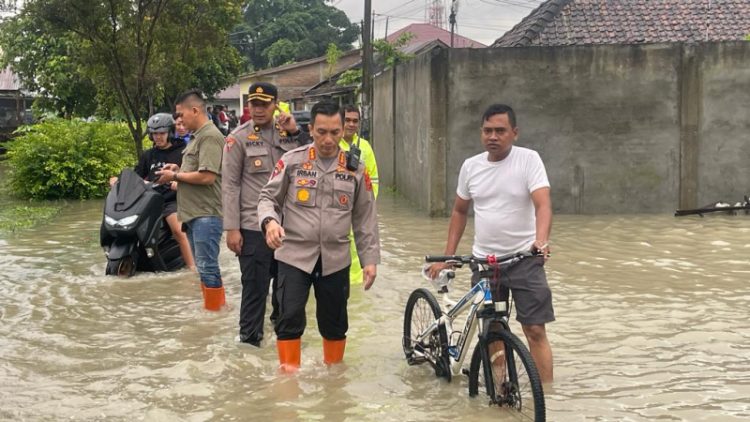 Kapolresta Deli Serdang Kombes Pol Irsan Sinuhaji meninjau lokasi banjir./ AMPAR
