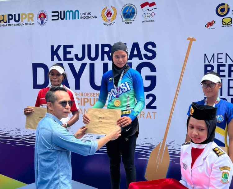 Hasan Mabruri Bersama Tiara peraih medali emas Rowing 2000 M./ doc.ist