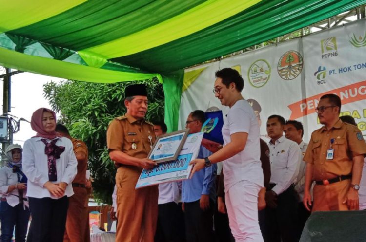 Wakil Gubernur Jambi Abdullah Sani, saat menghadiri acara puncak Kampung Mantap di kelurahan Legok, kecamatan Danau Sipin. Senin (26/12)/ (Foto: Meli / Ampar)