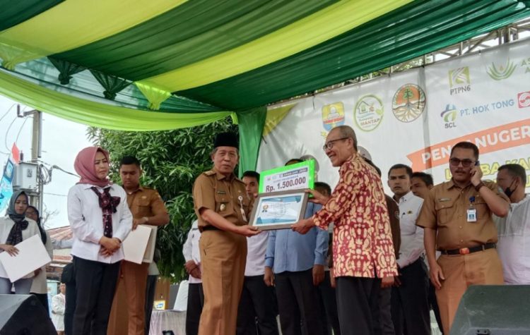 Dinas Lingkungan Hidup (DLH) provinsi Jambi menggelar puncak acara Kampung Mantap Lingkungan Hidup di kelurahan Legok, kecamatan Danau Sipin, Kota Jambi pada Senin (26/12) / Foto: Meli/ Ampar