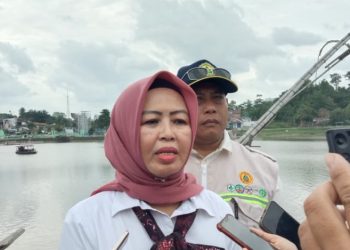 Kepala Dinas Lingkungan Hidup (DLH) provinsi Jambi Sri Argunaini saat di wawancari ampar.id di Legok, Danau Sipin, Senin (26/12)/ Foto: Meli/ Ampar