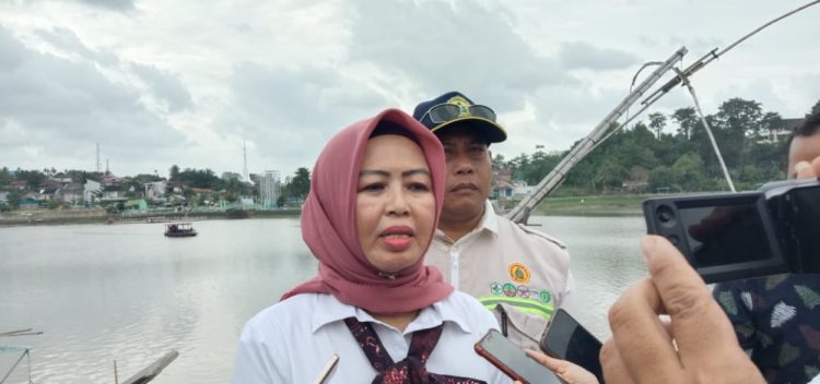 Kepala Dinas Lingkungan Hidup (DLH) provinsi Jambi Sri Argunaini saat di wawancari ampar.id di Legok, Danau Sipin, Senin (26/12)/ Foto: Meli/ Ampar