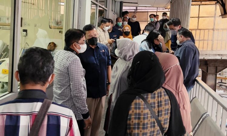 PetroChina Bersama Anwar Sadat Besuk Korban yang Mengalami Kecelakaan Saat Kerja di RS Jakarta. Foto: Humas SKK Migas