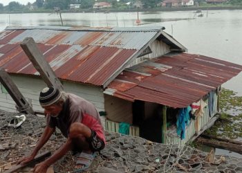 Awalludin (72) tinggal di rumah mengapung di atas permukaan Danau Sipin/ (Foto; Meli/Ampar)