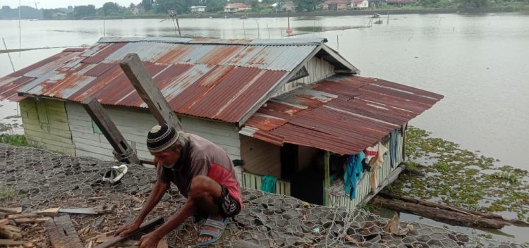 Awalludin (72) tinggal di rumah mengapung di atas permukaan Danau Sipin/ (Foto; Meli/Ampar)