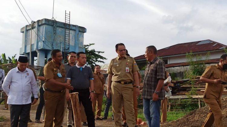 Gubernur Al Haris didampingi Varial Adhi Putra tinjau pembangunan gedung baru SMAN 12 Kota Jambi./ DOC.IST