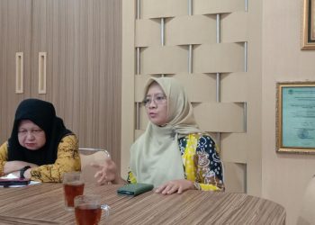 Kepala Bidang (Kabid) Pengendalian Pencemaran dan Kerusakan Lingkungan, Dinas Lingkungan Hidup (DLH) Provinsi Jambi Asnelly Ridha saat ditemui di Ruang Kantor DLH Provinsi Jambi, Jumat (23/12). Foto: Meli/Ampar