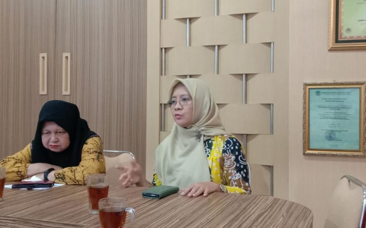 Kepala Bidang (Kabid) Pengendalian Pencemaran dan Kerusakan Lingkungan, Dinas Lingkungan Hidup (DLH) Provinsi Jambi Asnelly Ridha saat ditemui di Ruang Kantor DLH Provinsi Jambi, Jumat (23/12). Foto: Meli/Ampar