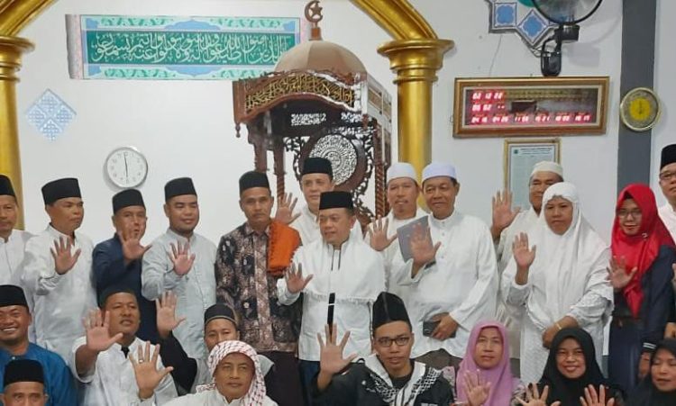 Al Haris safari Subuh dengan sholat berjamaah di Masjid Nahdhatut Thullab./ AMPAR