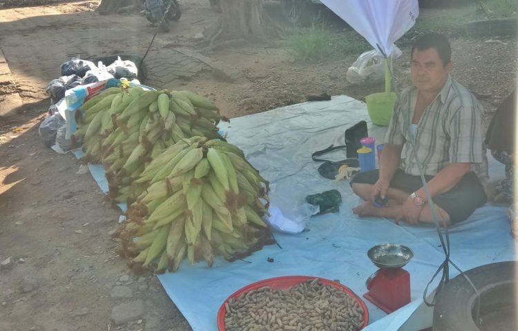 Syarianto, Salah Satu Pedagang Jagung di Kawasan Simpang Tiga Lampu Merah Kota Baru, Sabtu (31/12). Foto: Meli/Ampar