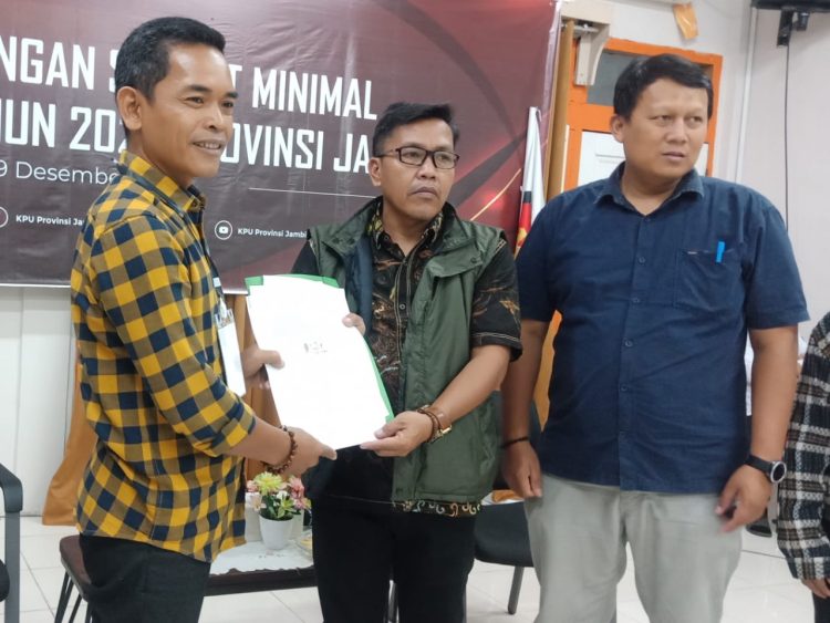 Edi Endra saat menyerahkan berkas dukungan untuk syarat pencalonan DPD RI ke KPU provinsi Jambi/ Foto: Dok.Pribadi