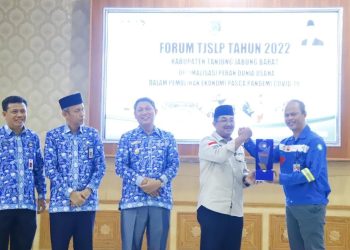 PetroChina Mendapat Penghargaan Perusahaan Terbaik Dalam Penyaluran CSR 2022 di Tanjabbar, bertempat di Ruang Pola Kantor Bupati Tanjung Jabung Barat, Rabu (21/12/2022). Foto: Humas PetroChina