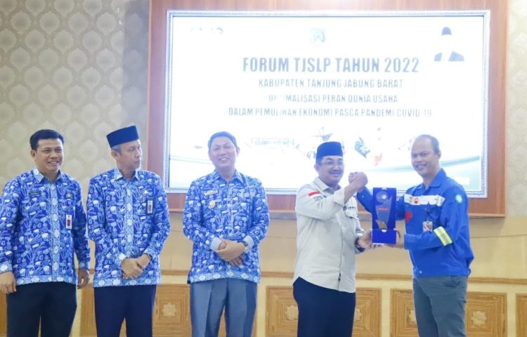 PetroChina Mendapat Penghargaan Perusahaan Terbaik Dalam Penyaluran CSR 2022 di Tanjabbar, bertempat di Ruang Pola Kantor Bupati Tanjung Jabung Barat, Rabu (21/12/2022). Foto: Humas PetroChina