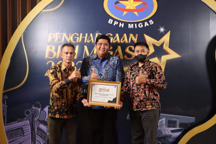 Bupati Bintan Roby Kurniawan menerima penghargaan yang diserahkan langsung oleh Kepala BPH Migas Erika Retnowati