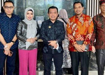 Sekretaris Komisi IV DPRD Prov Jambi, Eka Marlina bersama Anggota Komisi IV, Gubernur Jambi dan Kadisnaker Provinsi Jambi./ doc.ist
