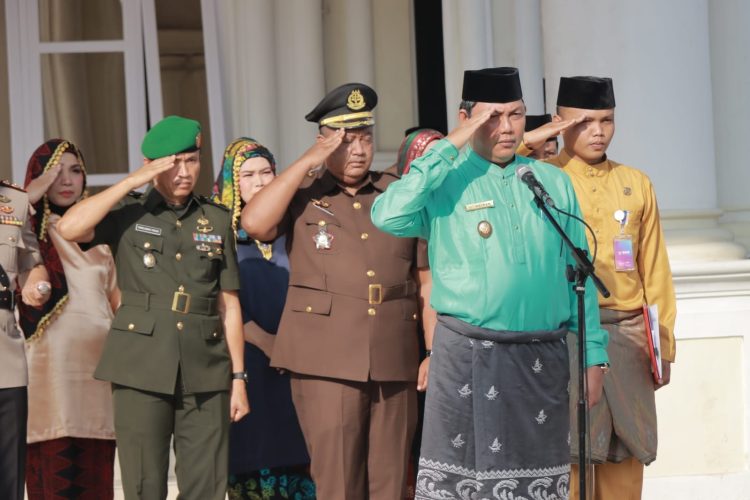 Wakil Bupati Tanjung Jabung Barat Hairan, pimpin upacara Peringatan HUT ke-66 Provinsi Jambi, bertempat di halaman kantor Bupati, Jum'at, 6 Januari 2022/ (Foto: Humas pemkab tanjabbar)