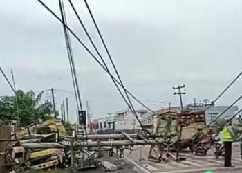 Kondisi Tiang PLN yang Ditabrak Truk, Selasa (24/1). Foto: Jp/ Ampar