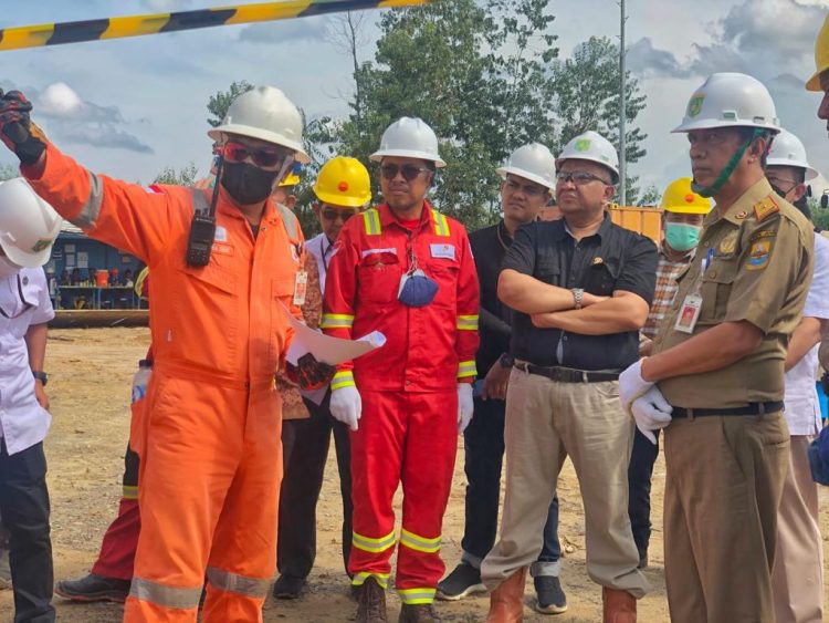 SKK Migas bersama Kontraktor Kontrak Kerja Sama (KKKS) PetroChina International Jabung Ltd. menerima kunjungan Wakil Menteri Tenaga Kerja Republik Indonesia Afriansyah Noor di area NEB#9 dan area WBD-7 di Kabupaten Tanjung Jabung Barat, Provinsi Jambi./ (Foto: Humas SKK MIgas)