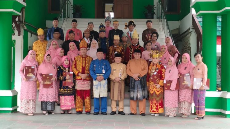 Gubernur, Wakil Gubenur, HBA, Kakanwil Kemenag Jambi foto bersama penerima tanda kehormatan santyalancana karya satya. Foto: Jp/Ampar