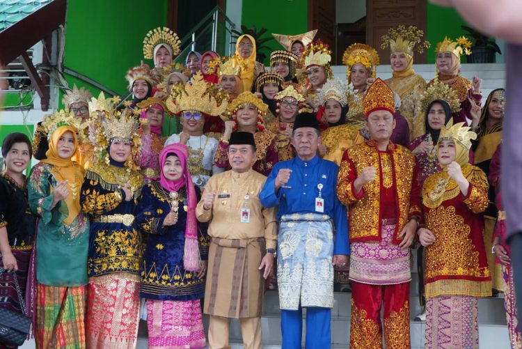 Gubernur Jambi (Tengah), Wakil Gubernur (Kiri), Anggota DPR RI HBA, Kakanwil Kemenag foto bersama penerima kehormatan santyalancana karya satya kepada pegawai Kemenag/ (Foto: Alan/ Ampar)