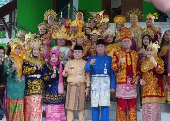 Gubernur Jambi (Tengah), Wakil Gubernur (Kiri), Anggota DPR RI HBA, Kakanwil Kemenag foto bersama penerima kehormatan santyalancana karya satya kepada pegawai Kemenag/ (Foto: Alan/ Ampar)