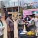 Al Haris memberikan tumpeng kepada pembina Yayasan Lailo Beruji H Rotani Yutaka pada Milad Ponpes Al Munawwarah. Foto: Riky Serampas