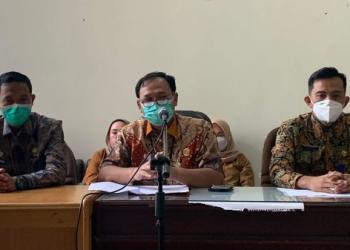 Direktur RSUD Raden Mattaher saat menggelar konferensi pers. Foto: Jp/Ampar
