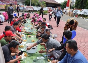 Momen saar Makan bersama secara lesehan kemudian sejumlah doorprize dibagikan kepada awak media dan juga personil Polres Puba/ Foto: Nuaria/Ampar