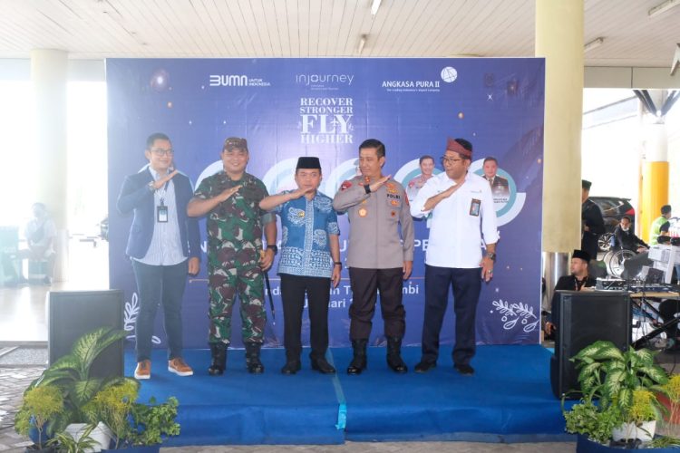 Gubernur, Kapolda dan Danrem Sambut Penumpang Pesawat Pertama Tiba di Jambi/ Foto: Alan