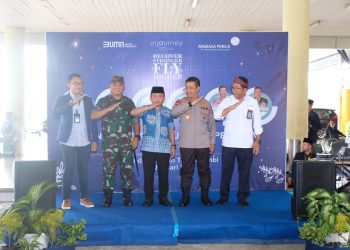 Gubernur, Kapolda dan Danrem Sambut Penumpang Pesawat Pertama Tiba di Jambi/ Foto: Alan