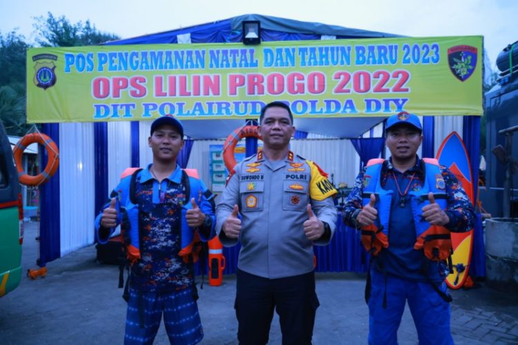 Kapolda DIY, Irjen Pol Suwondo Nainggolan Bersama  Anggota Dit Polairud. Foto: Alan/Ampar