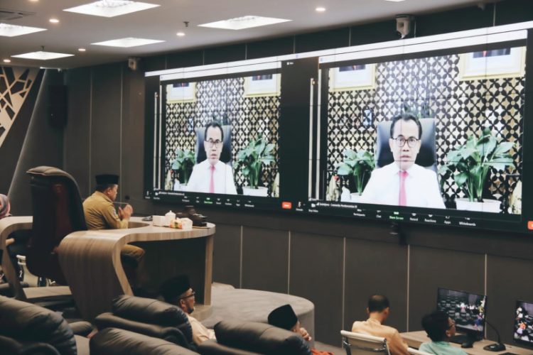 Gubernur Jambi, Al Haris, Saat Mengikuti Rapat secara Virtual dalam rangka Pencabutan Pemberlakukan Pembatasan Kegiatan Masyarakat (PPKM) di ruang Jambi Data Analtitik Centre (JDAC) Kantor Gubernur Jambi, Senin (2/1). Foto: Jp/Ampar