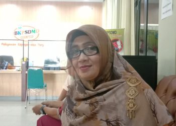 Analis Kepegawaian Ahli Muda BKPSDMD Kota Jambi, Lenny Marlina, saat dijumpai di ruang kerjanya. Kamis (5/1/2023). Foto: Meli/Ampar